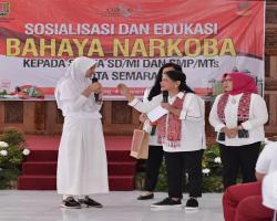 Ibu negara memberikan kuis pemahaman b