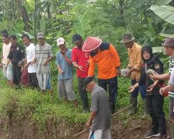 Warga Gotong Royong Pasang BronjongDes