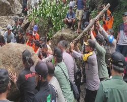Polisi Polres Purbalingga Bantu Evakua