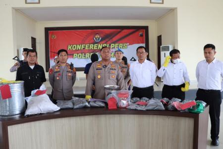 POLRES DEMAK SITA 40 KILOGRAM BAHAN PE