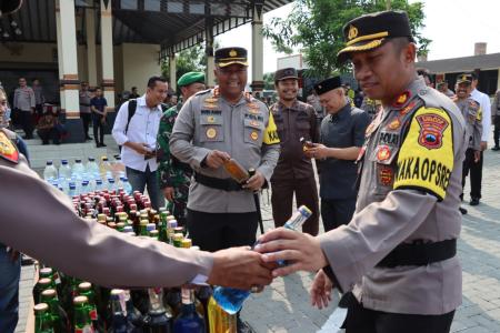 POLRES DEMAK MUSNAHKAN 5139 BOTOL 