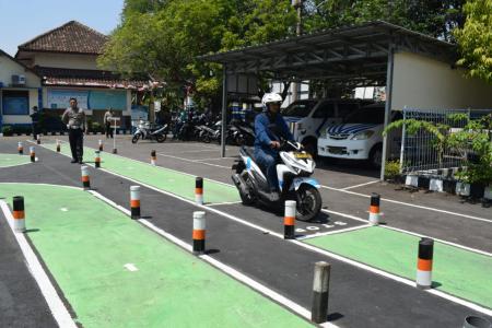 LINTASAN UIJAN SIM  DIPERMUDAH MAS