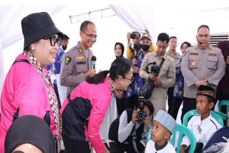 IBU BHAYANGKARI BERKUNJUNG KE GEDUNG W