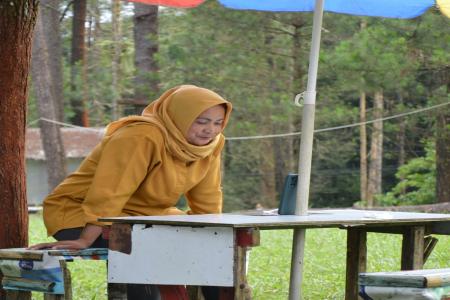 MENCARI SETITIK CAHAYA UNTUK TEMAN