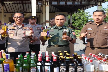 83 PENJUAL PEMBELI MIRAS DIAMANKAN POL