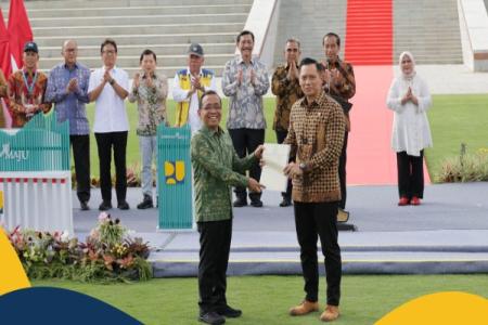 Menteri AHY Serahkan Sertipikat Tanah 