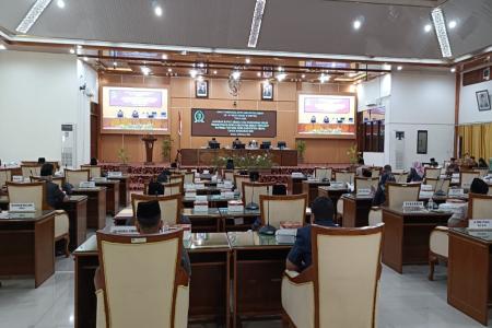 RAPAT PARIPURNA DPRD DEMAK KE 41 JAWAB