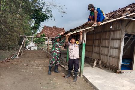 POLSEK KORAMIL DEMPET BANTU PERBAI