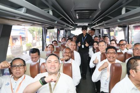 MENGAWALI HARI KETIGA RETRET PEMBE