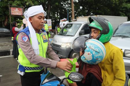 POLRES DEMAK BAGIKAN TAKJIL DAN IM