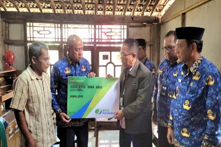 Bupati Banyumas Serahkan Bantuan Pada 