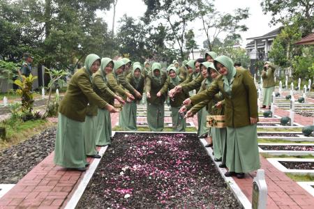 MENGENANG JASA PARA PAHLAWAN, PERS