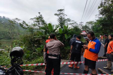 Bahu Jalan di Dusun Petir Longsor Diha