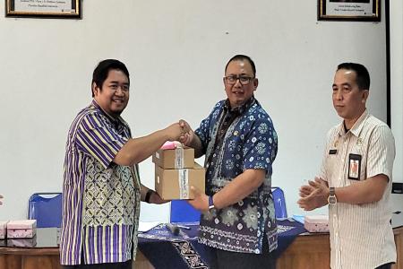 Sekda Banyumas Serahkan Bantuan Penduk