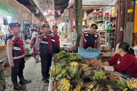 Polisi Satroni Pasar Tradisional di Ke