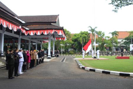 FORKOPIMDA BATANG IKUTI UPACARA PE