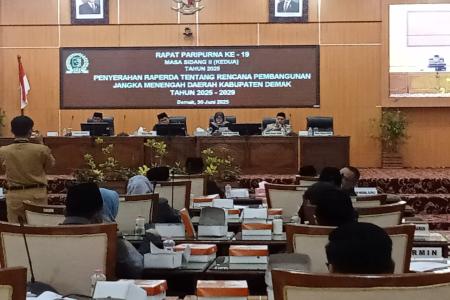 RAPAT PARIPURNA KE-18 DPRD KABUPAT