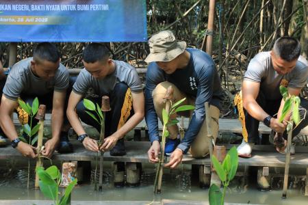 Taruna Bhayangkara Hijaukan Negeri Lew