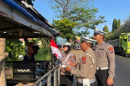 Ribuan Bendera Merah Putih Dibagikan o