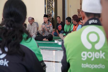 Polres Gresik dan Komunitas Ojol Bersatu Sholat Gaib dan Doa Bersama u