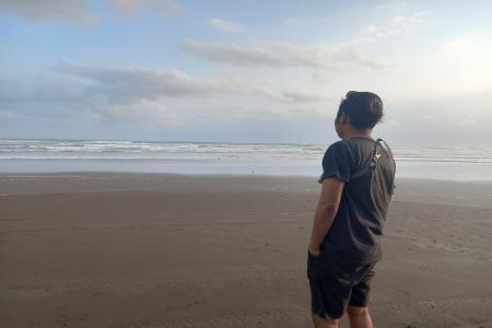 SAMUDRA MENJADI SAKSI BAHWA CINTA 