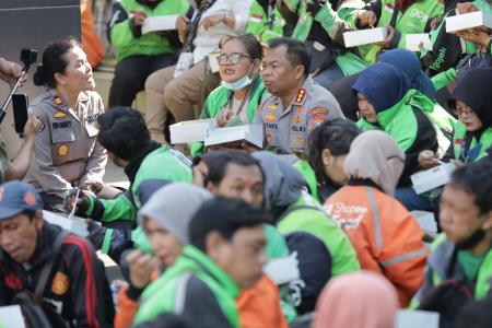POLRESTABES SURABAYA DAN RATUSAN O