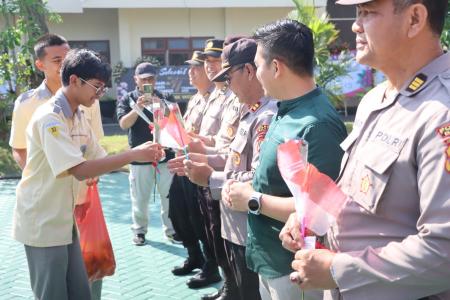 Bunga dan Jeruk Simbol Kepedulian Masy
