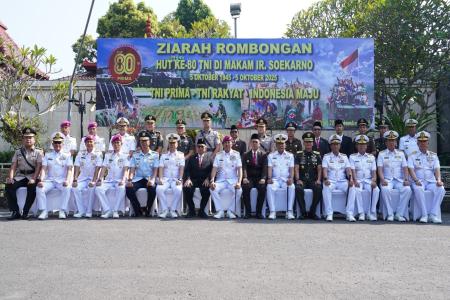 Ziarah Ke Makam Bung Karno TNI Peringa