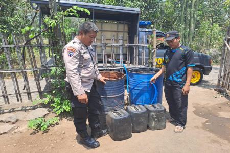 POLISI TANGANI KEKERINGAN DI WINON