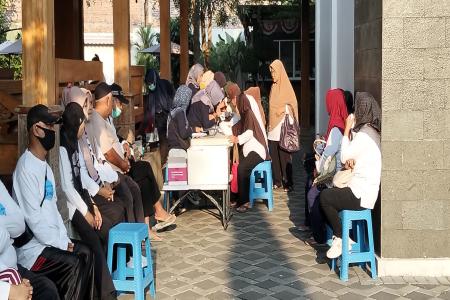 LANSIA KENDAL SEMANGAT IKUTI PROLA