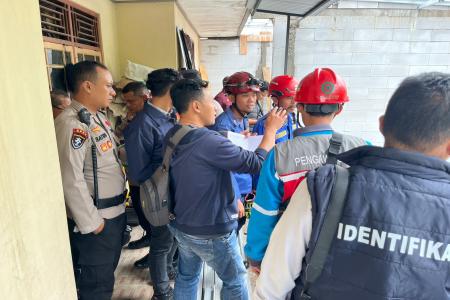 PEKERJA TERSENGAT LISTRIK SAAT REN