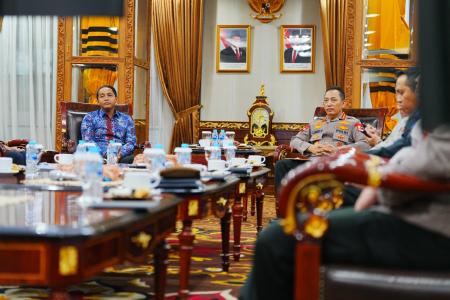 AUDIENSI DENGAN MENHUT, KAPOLRI SI